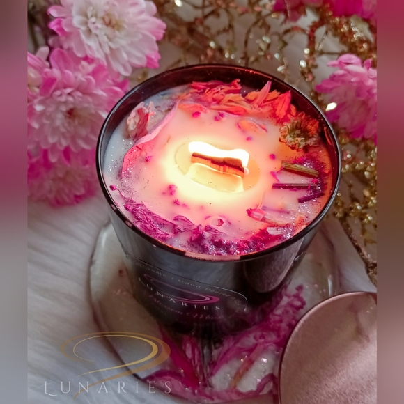 Blossom Musk Scented Soy Wax Candle with Wooden Wick and Botanicals - Picture 4 of 11